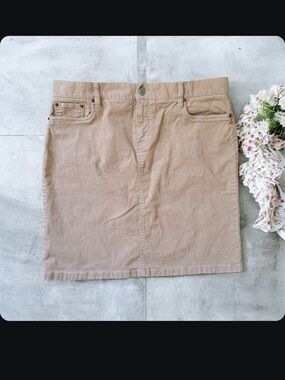 Old Navy Tan Mini Corduroy Skirt with Front Seam and 5 Pockets.